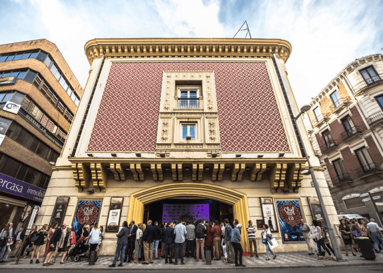 Edificio histórico en el centro de Granada, zona comercial junto a Puerta Real
